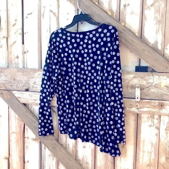 Asymmetrical blouse with black and white circles - Picture 3 of 6